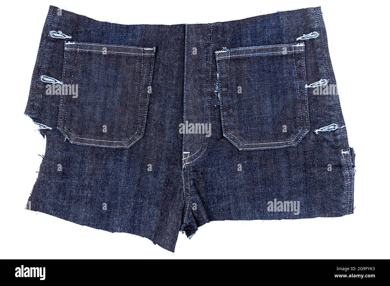Pezzo di blue jeans tessuto con tasche laterali isolati su sfondo bianco. Ruvida bordi irregolari. Jeans Denim strappato Foto Stock