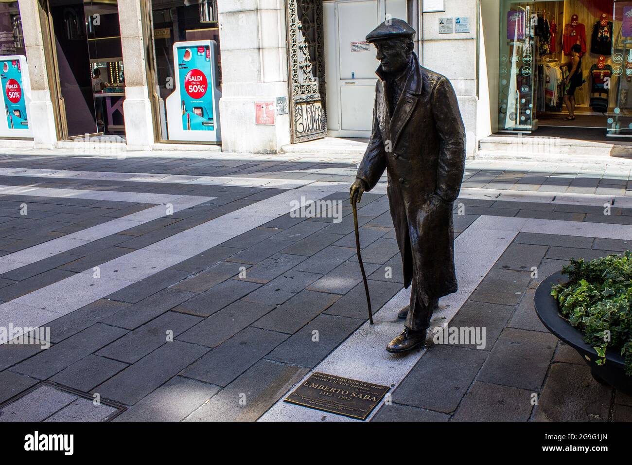 Trieste, Italia - 16 luglio 2017: Statua di Umberto Saba nel centro della città in una giornata di sole Foto Stock