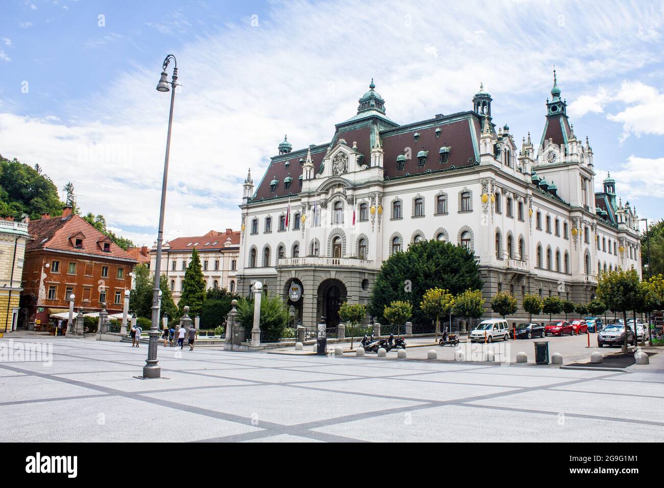 Lubiana, Slovenia - 15 luglio 2017: Vista dell'edificio universitario in Piazza dei Congressi in una giornata di sole Foto Stock