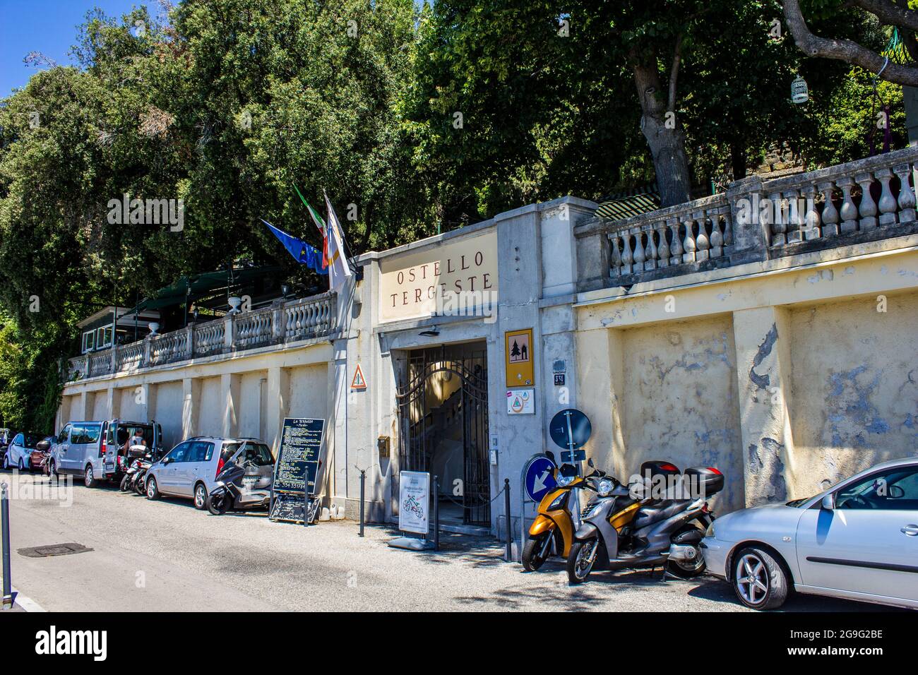 Trieste, Italia - 16 luglio 2017: Ingresso dell'Ostello della Gioventù a Trieste in una Giornata del sole Foto Stock