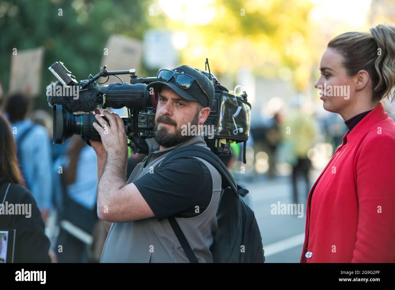 L'equipaggio australiano di notizie televisive trasmette da una protesta del cambiamento climatico all'aperto Foto Stock