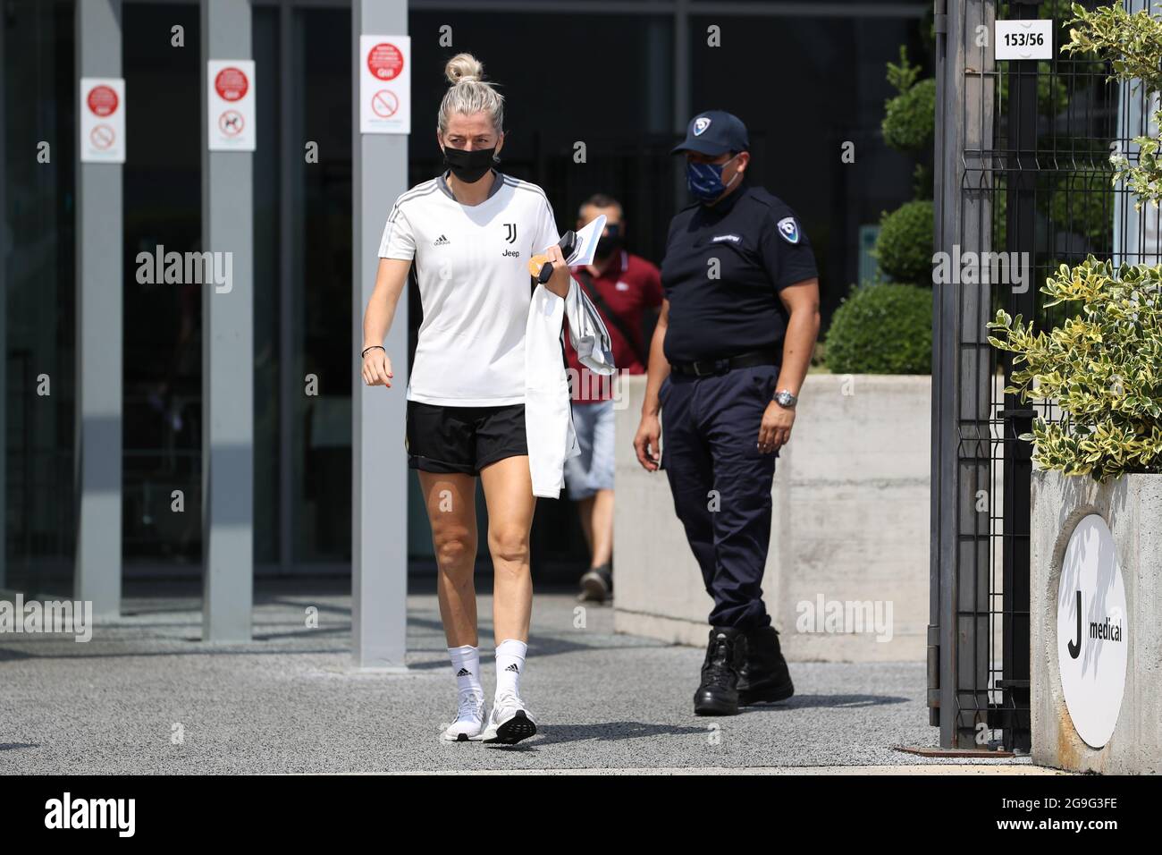 Linda Sembrant della Juventus Women lascia il J Medical Center dopo una visita medica, Torino. Data immagine: 25 luglio 2021. L'immagine di credito dovrebbe essere: Jonathan Moscop/Sportimage Foto Stock