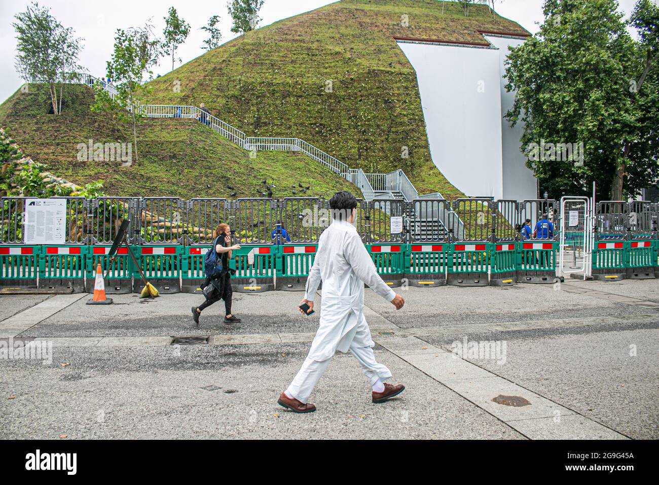MARBLE ARCH LONDRA 26 LUGLIO 2021 . L'installazione del tumulo di Marble Arch si apre oggi al pubblico. Il Marble Arch Mound è un'installazione temporanea commissionata dal Westminster City Council con un tumulo scavato con una piattaforma di osservazione e offre una vista sul West End e su Hyde Park ed è basato su una struttura di ponteggi ed è coperto da erba naturale, manifestare la visione più ampia del consiglio per il distretto di un futuro più verde. Credit amer Ghazzal/Alamy Live News Foto Stock