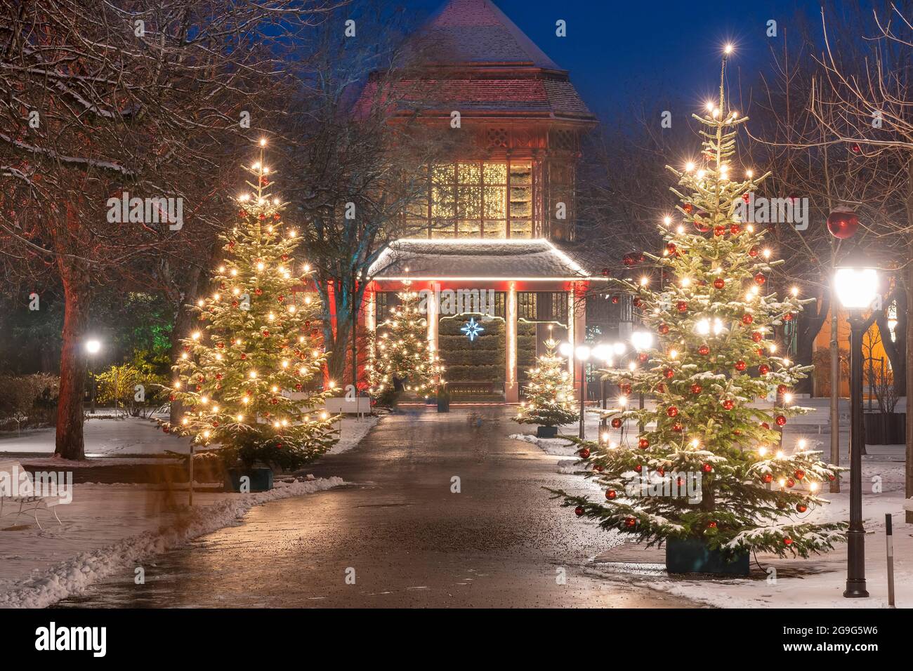La casa di laurea illuminata nel giardino termale di Bad Reichenhall a Natale. Distretto di Berchtesgadener Land, alta Baviera, Germania Foto Stock
