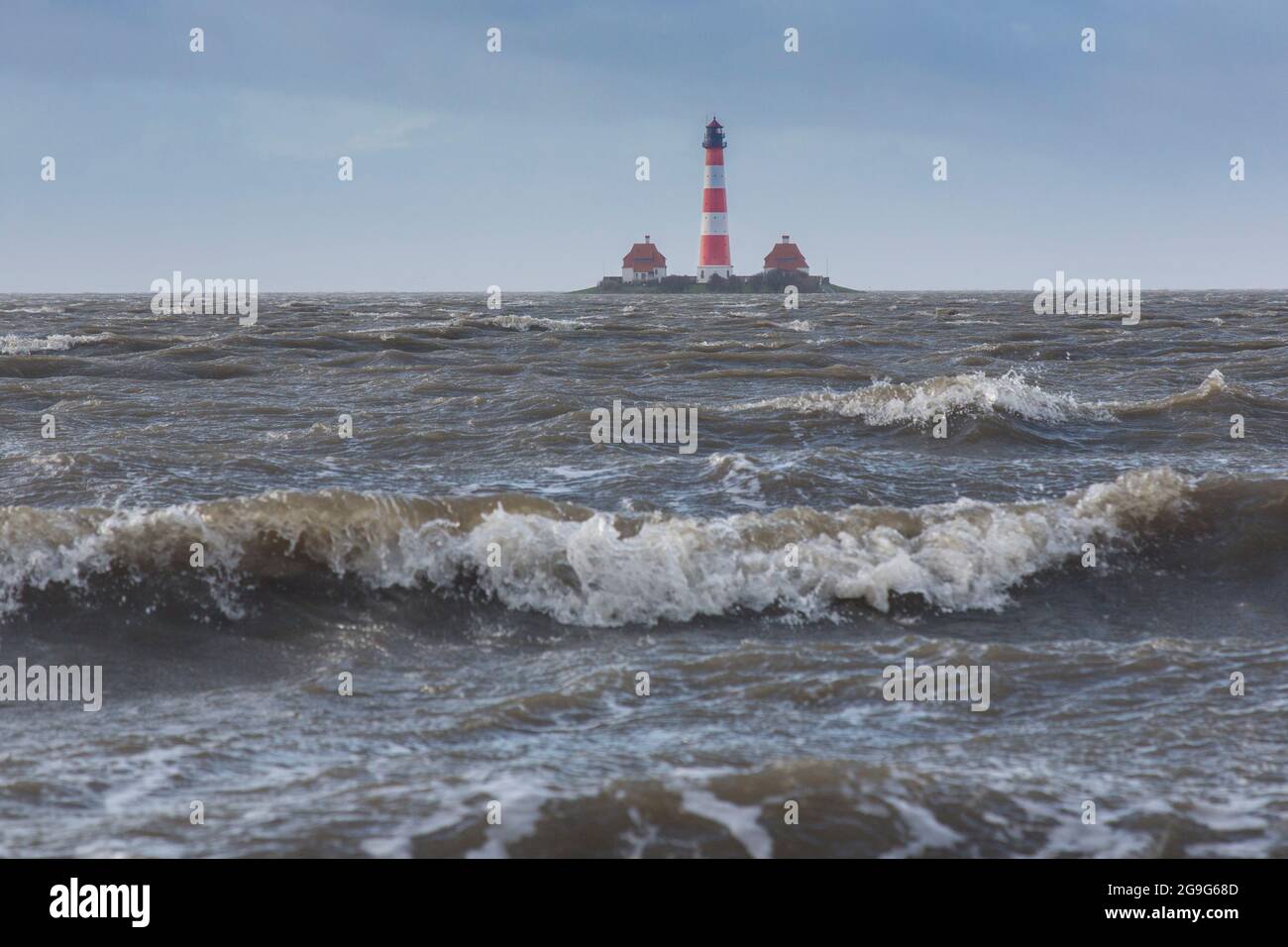 Il faro Westerheversand alla marea tempesta. Penisola di Eiderstedt, Frisia del Nord, Germania Foto Stock Il faro Westerheversand alla marea tempesta. Penisola di Eiderstedt, Frisia del Nord, Germania Foto Stock