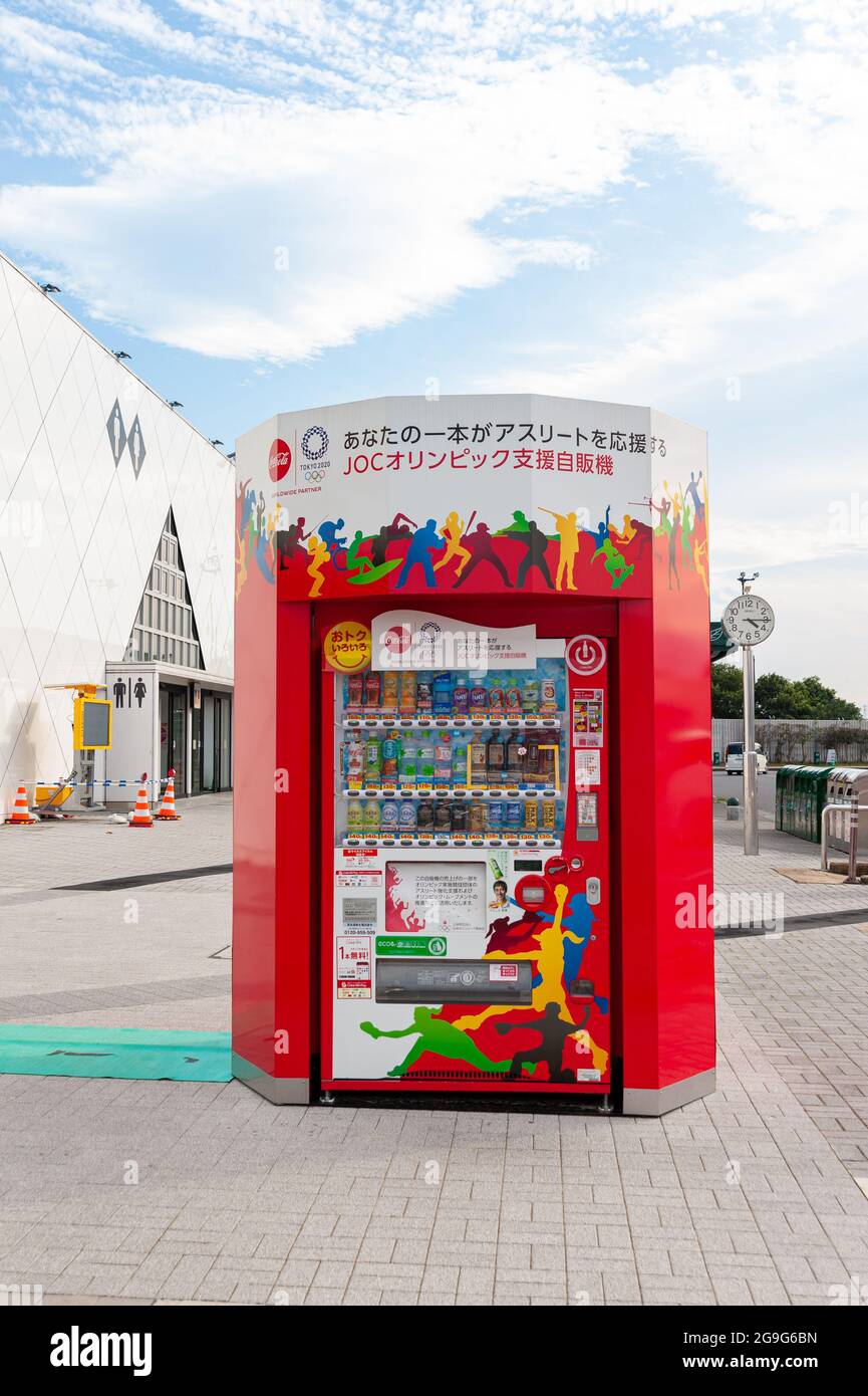 Ebina Service Area, Prefettura di Kanagawa, Giappone - 10 Luglio 2021: Distributore automatico di bevande Coca Cola con design dei Giochi Olimpici di Tokyo 2020. Foto Stock