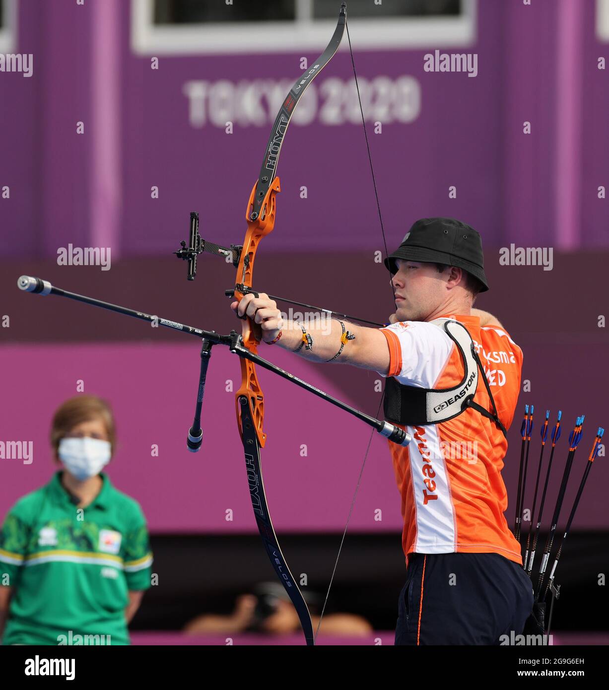 (210726) -- TOKYO, 26 luglio 2021 (Xinhua) -- Gijs Broeksma dei Paesi Bassi compete durante il concorso di squadra di arcieri uomini ai Giochi Olimpici di Tokyo 2020 a Tokyo, Giappone, 26 luglio 2021. (Xinhua/li Gang) Foto Stock