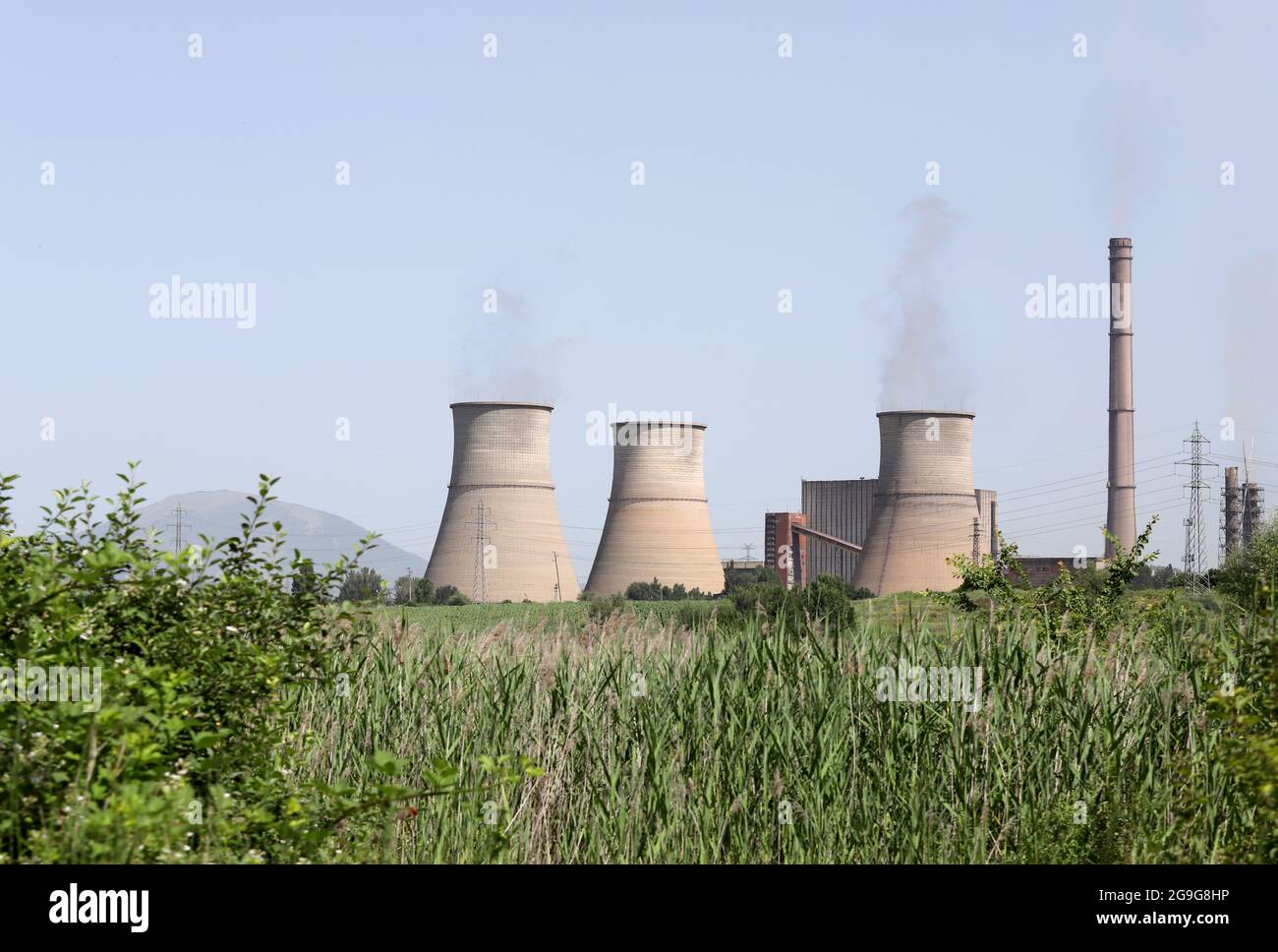 Centrale termica (TPP) Bobov dol con combustione illegale di rifiuti il giugno 2021. TEC o Tets Bobov dol con alto inquinamento atmosferico su un cielo blu. RDF Foto Stock