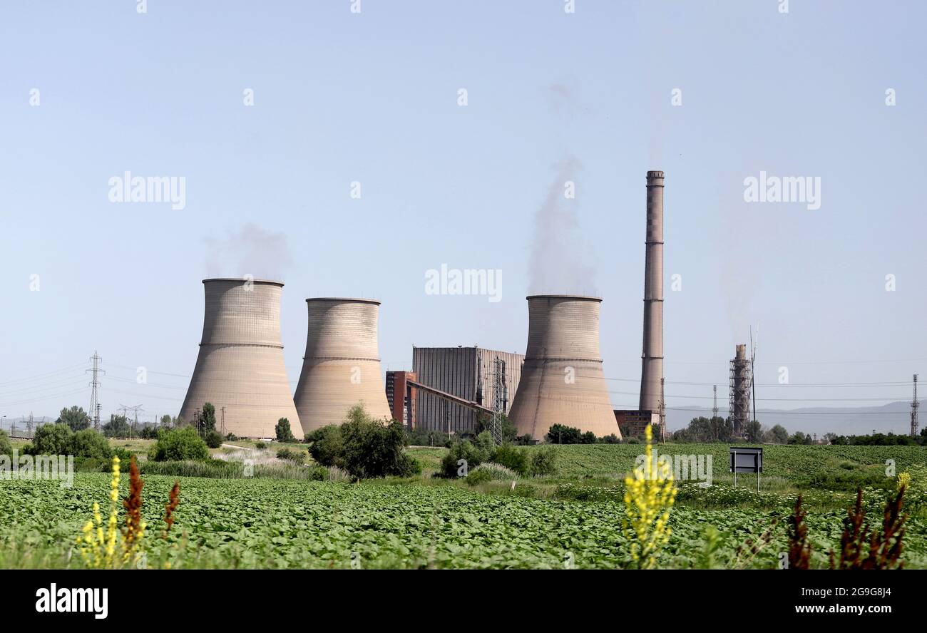 Centrale termica (TPP) Bobov dol con combustione illegale di rifiuti il giugno 2021. TEC o Tets Bobov dol con alto inquinamento atmosferico su un cielo blu. RDF Foto Stock