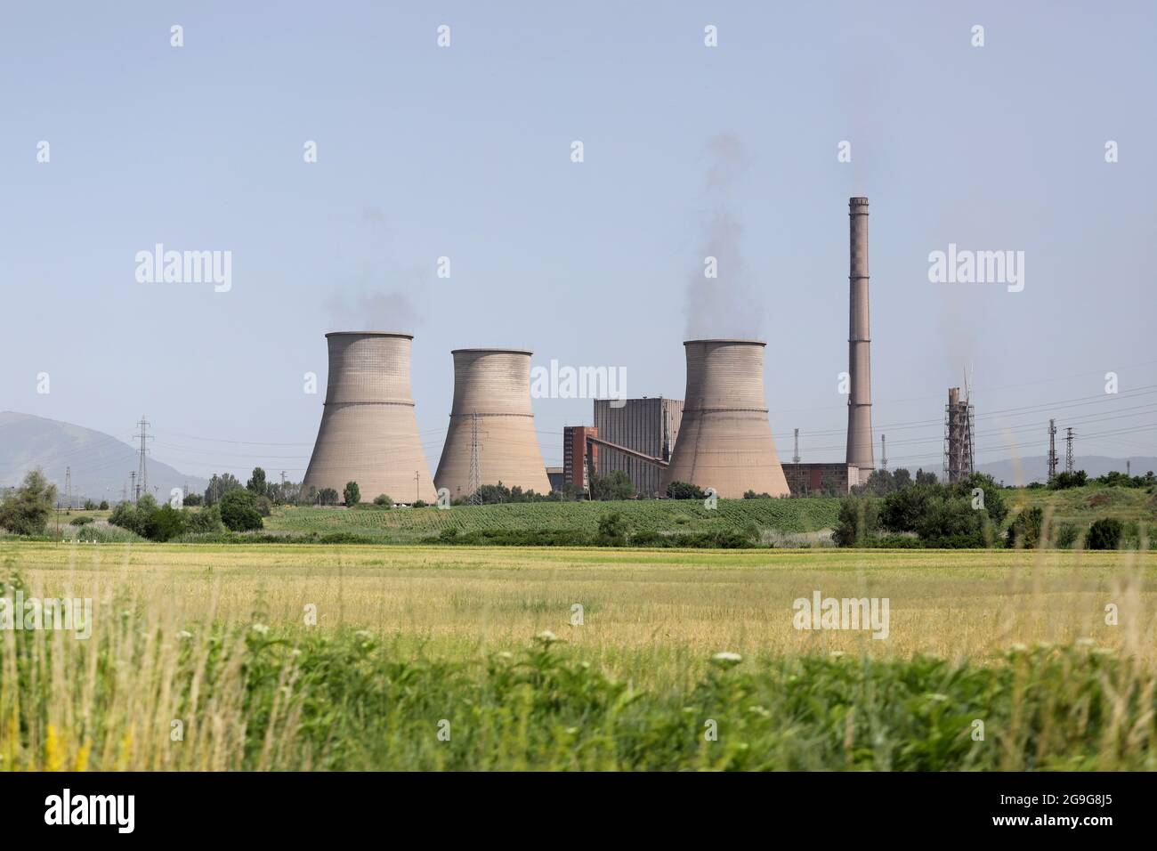 Centrale termica (TPP) Bobov dol con combustione illegale di rifiuti il giugno 2021. TEC o Tets Bobov dol con alto inquinamento atmosferico su un cielo blu. RDF Foto Stock