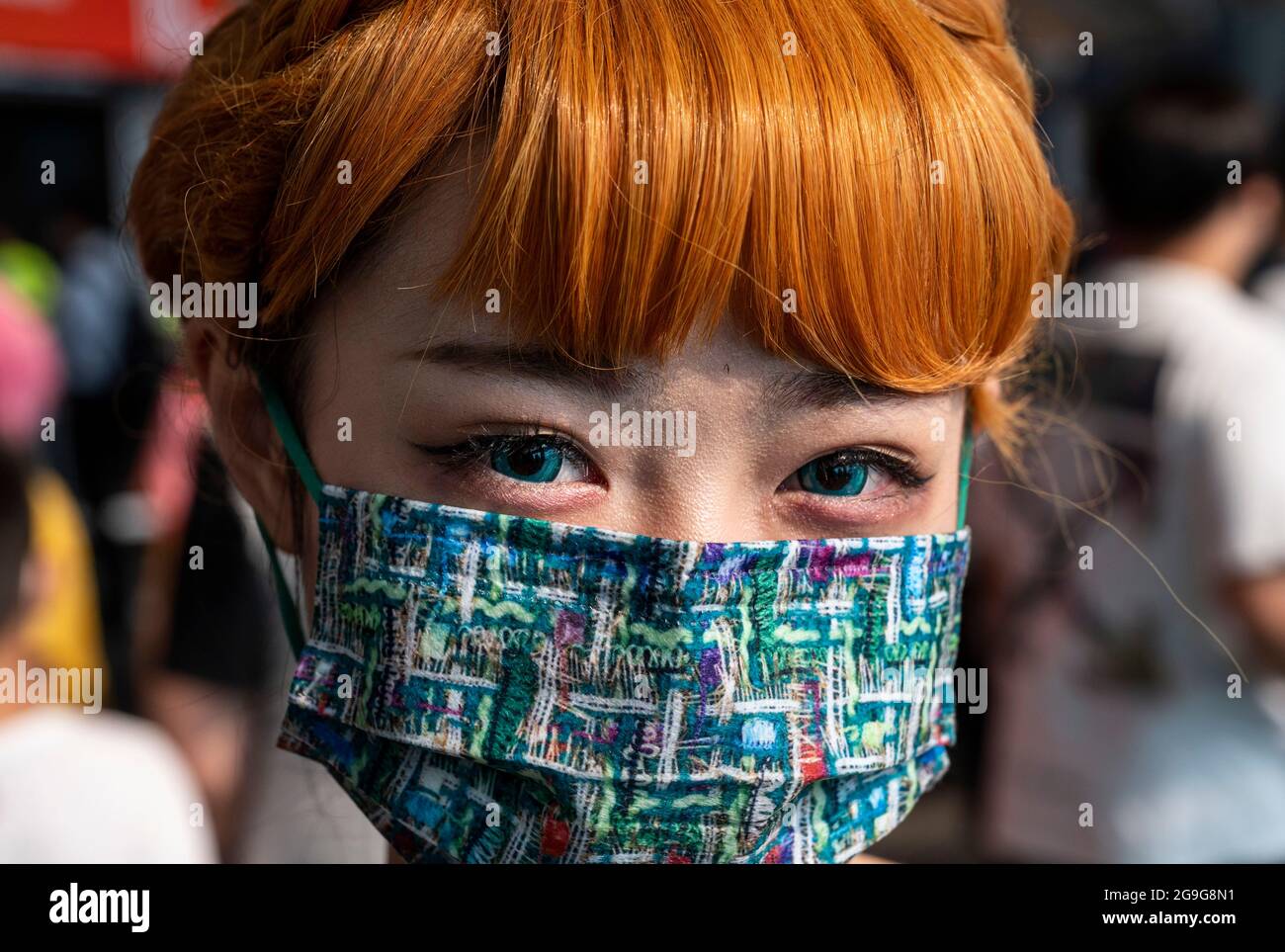 Ritratto di un cosplayer vestito che indossa una maschera facciale durante l'evento espositivo Ani-com & Games ACGHK al Convention and Exhibition Centre di Hong Kong. Foto Stock