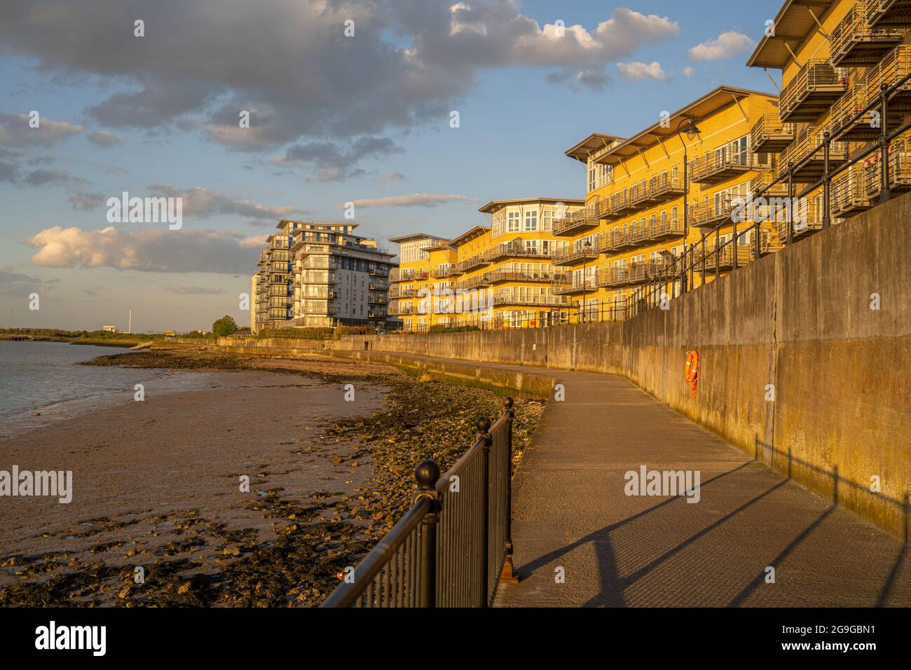 Sviluppo di alloggi sulle rive del Tamigi a Greenhitthe Kent. Foto Stock