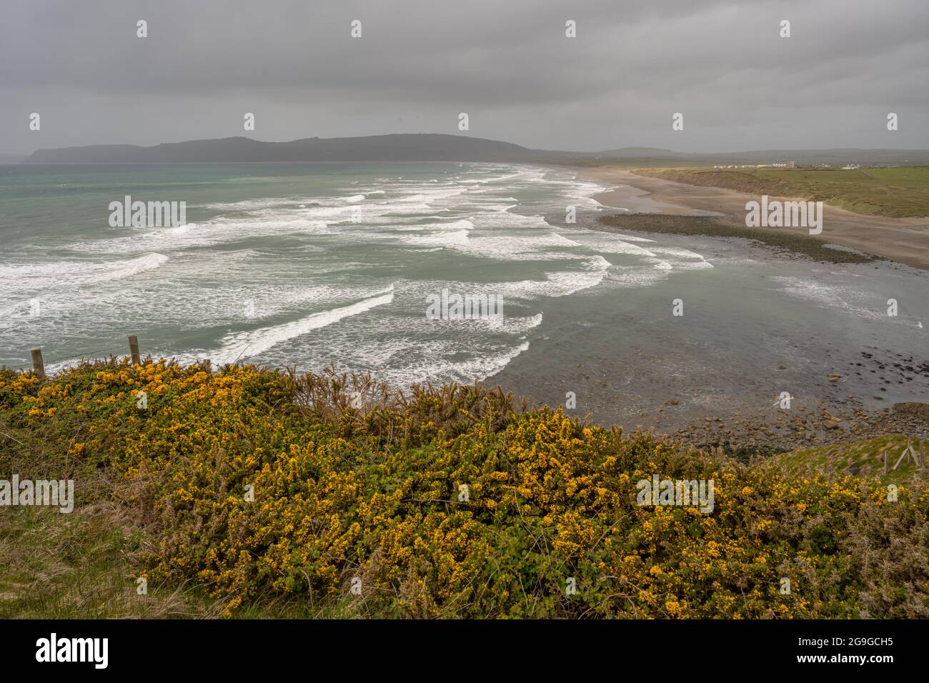 La spiaggia di Porth Neigwl, conosciuta anche come Hells Mouth sulla penisola di Llyn a Gwynedd nel Galles del nord Foto Stock