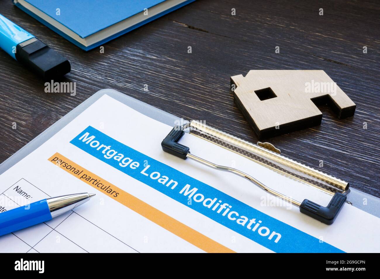 Applicazione di modifica del prestito ipotecario con penna e blocco note. Foto Stock