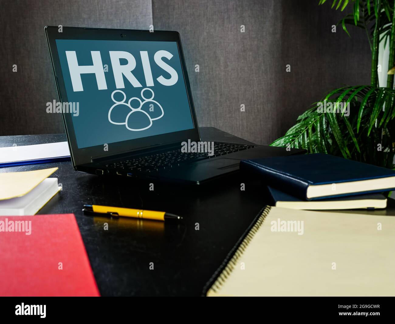 Computer portatile aperto con sistema di gestione delle risorse umane HRIS. Foto Stock