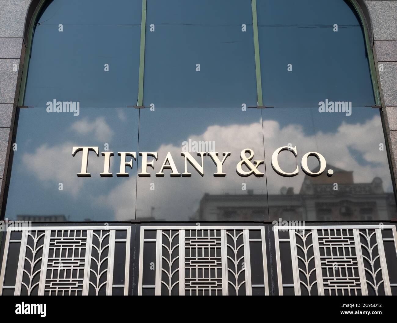 KIEV, UCRAINA - 25 luglio 2021. Logo del marchio Tiffany e co sulla parete. Foto Stock