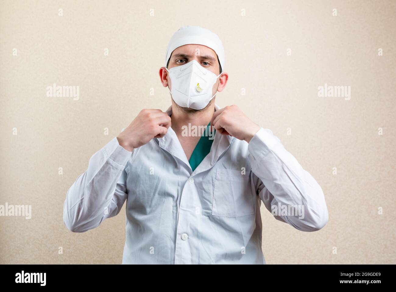 Medico in occhiali e maschera, su sfondo chiaro. Foto Stock