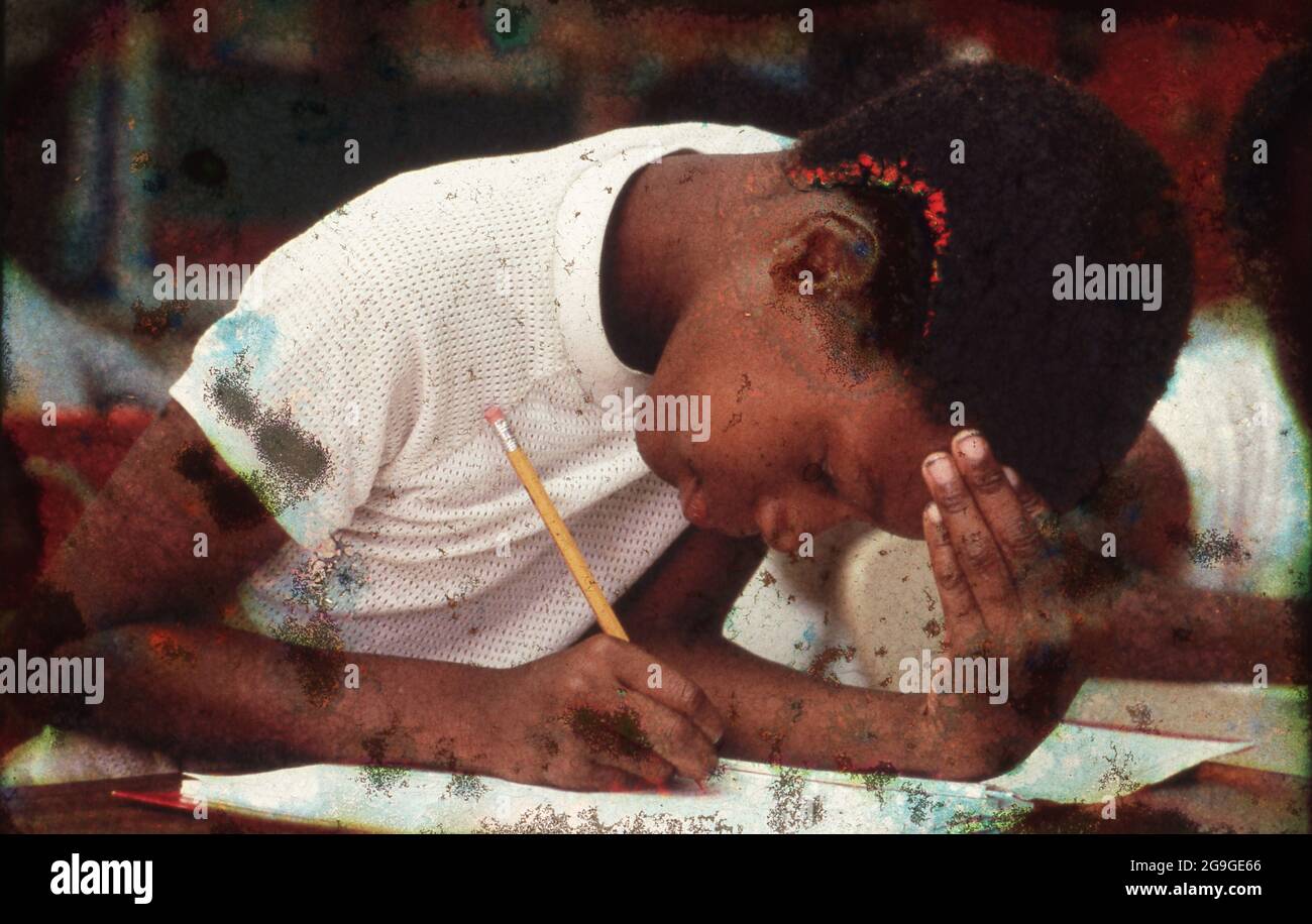 Austin, Texas USA, 1997: Il ragazzo nero di quinto grado prende appunti durante la classe di sensibilizzazione alla droga insegnata dagli ufficiali della polizia della città di Austin. ©Bob Daemmrich Foto Stock