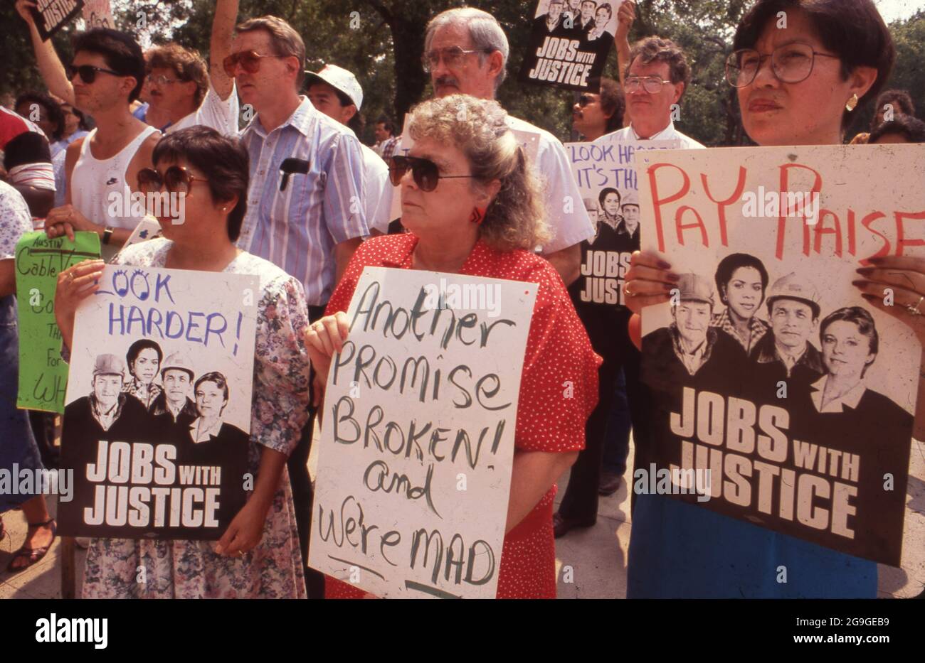 Austin Texas USA, 1993: I dipendenti di stato di sesso maschile e femminile si radunano per aumenti di retribuzione al di fuori del campidoglio durante la sessione legislativa. ©Bob Daemmrich Foto Stock