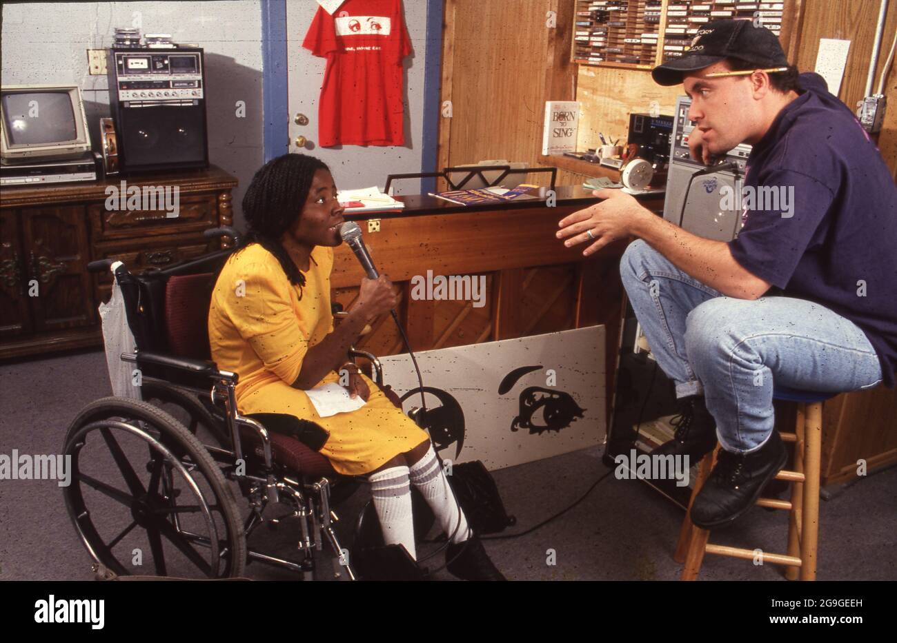 Austin, Texas USA,1993: Disabile donna nigeriana, 25, canta in microfono mentre si prende la lezione di voce in studio di musica. ONOREVOLE EP-0394. ©Bob Daemmrich Foto Stock