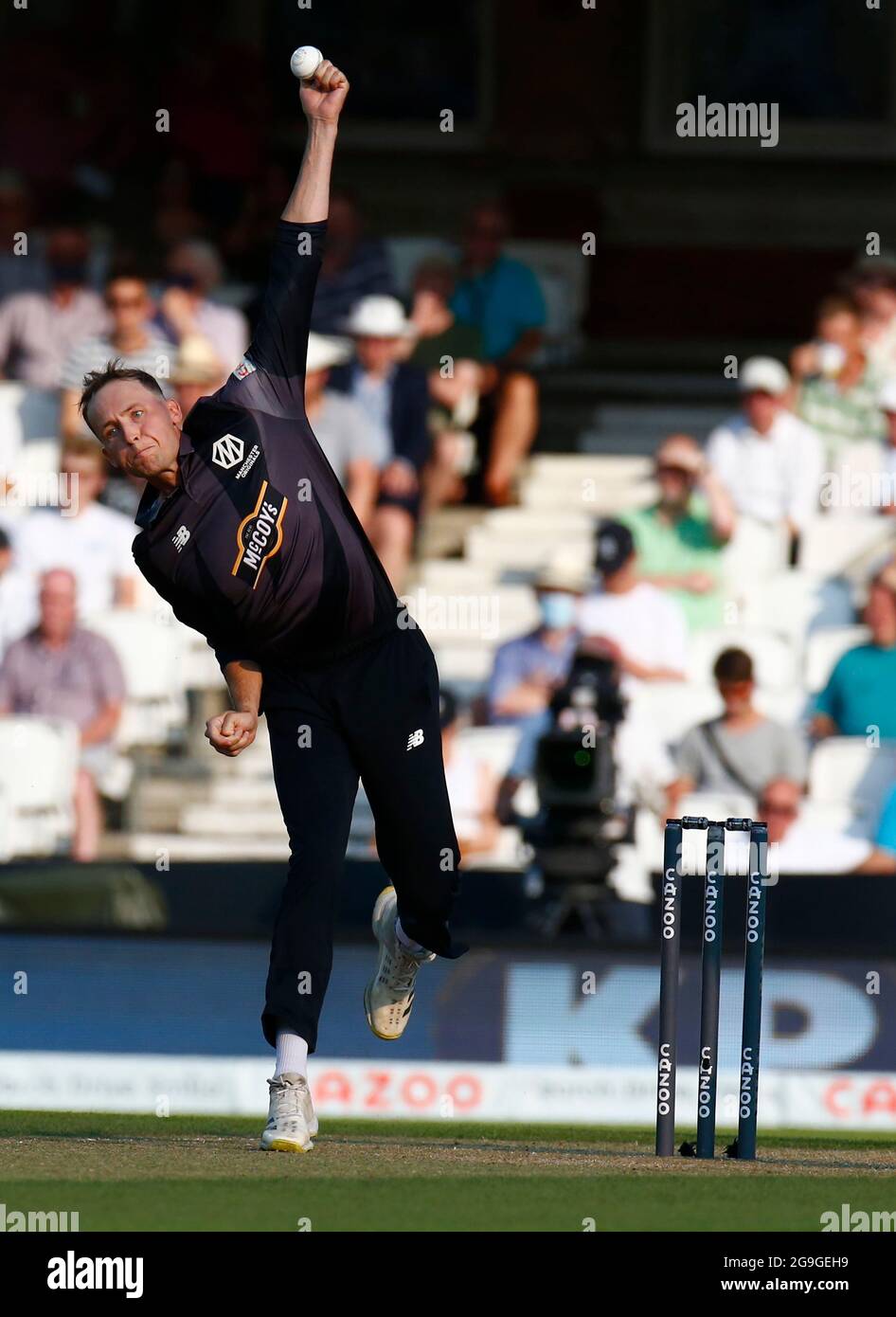 LONDRA, INGHILTERRA - Luglio 22: Tom Hartley degli originali di Manchester durante il centinaio tra Oval Invincible Men e Manchester Originals Men a Kia Oval Foto Stock