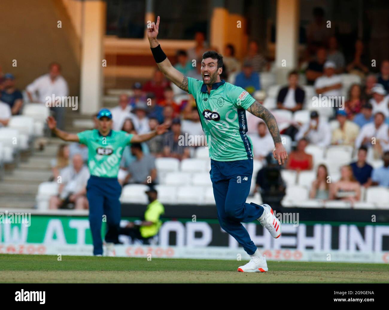 LONDRA, INGHILTERRA - 22 luglio: Reece Topley of Oval Invincibles celebra la cattura di Joe Clarke of Manchester Originals catturato da Sam Billings of Oval I. Foto Stock