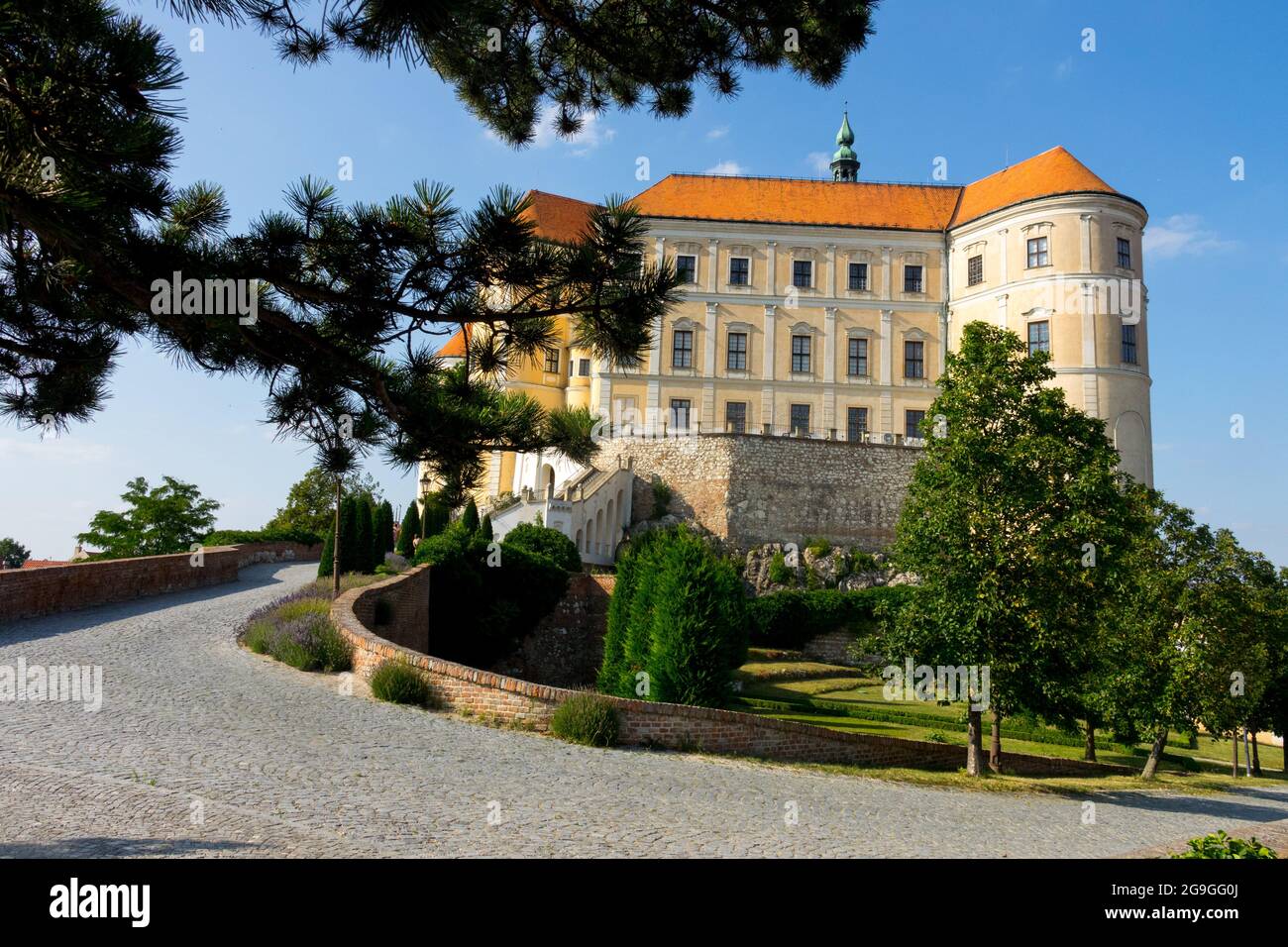 Vista del castello di Mikulov dal giardino Repubblica Ceca, dal giardino del castello ceco Foto Stock