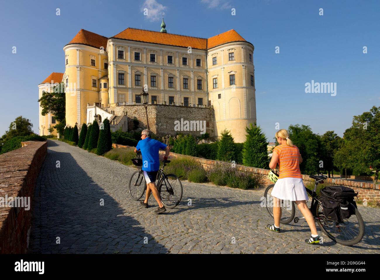 Castello di Mikulov Repubblica Ceca, turisti con biciclette a spinta sulla strada per il castello di Mikulov Moravia Foto Stock