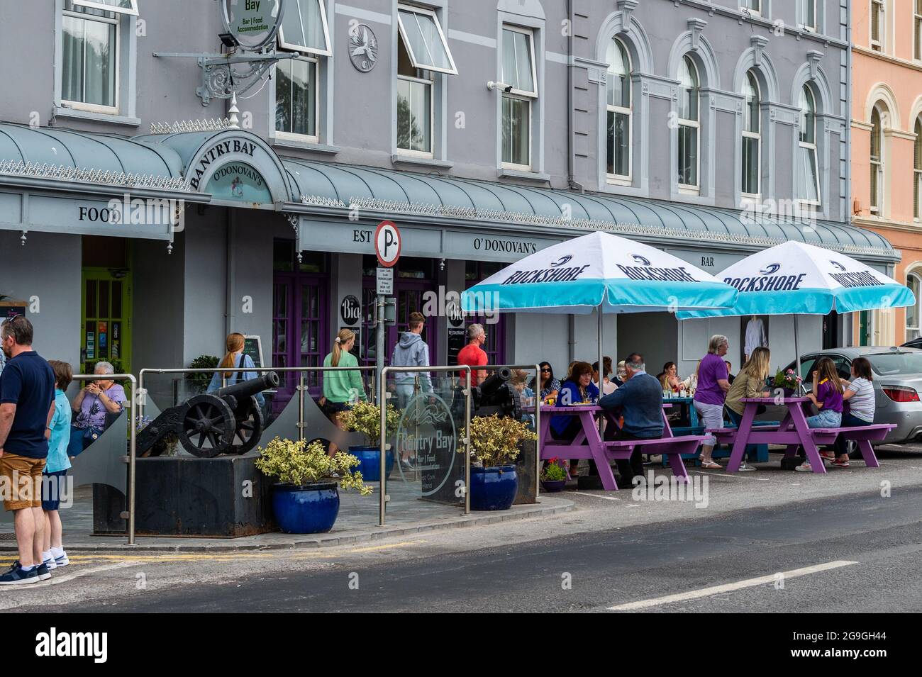 Bantry, West Cork, Irlanda. 26 luglio 2021. Oggi i cosiddetti "pub umidi" riaprirono per la prima volta dall'inizio della pandemia. Nonostante la riapertura dei pasti al coperto, i clienti erano ancora disponibili a mangiare all'aperto al Bantry Bay. Credit: AG News/Alamy Live News Foto Stock
