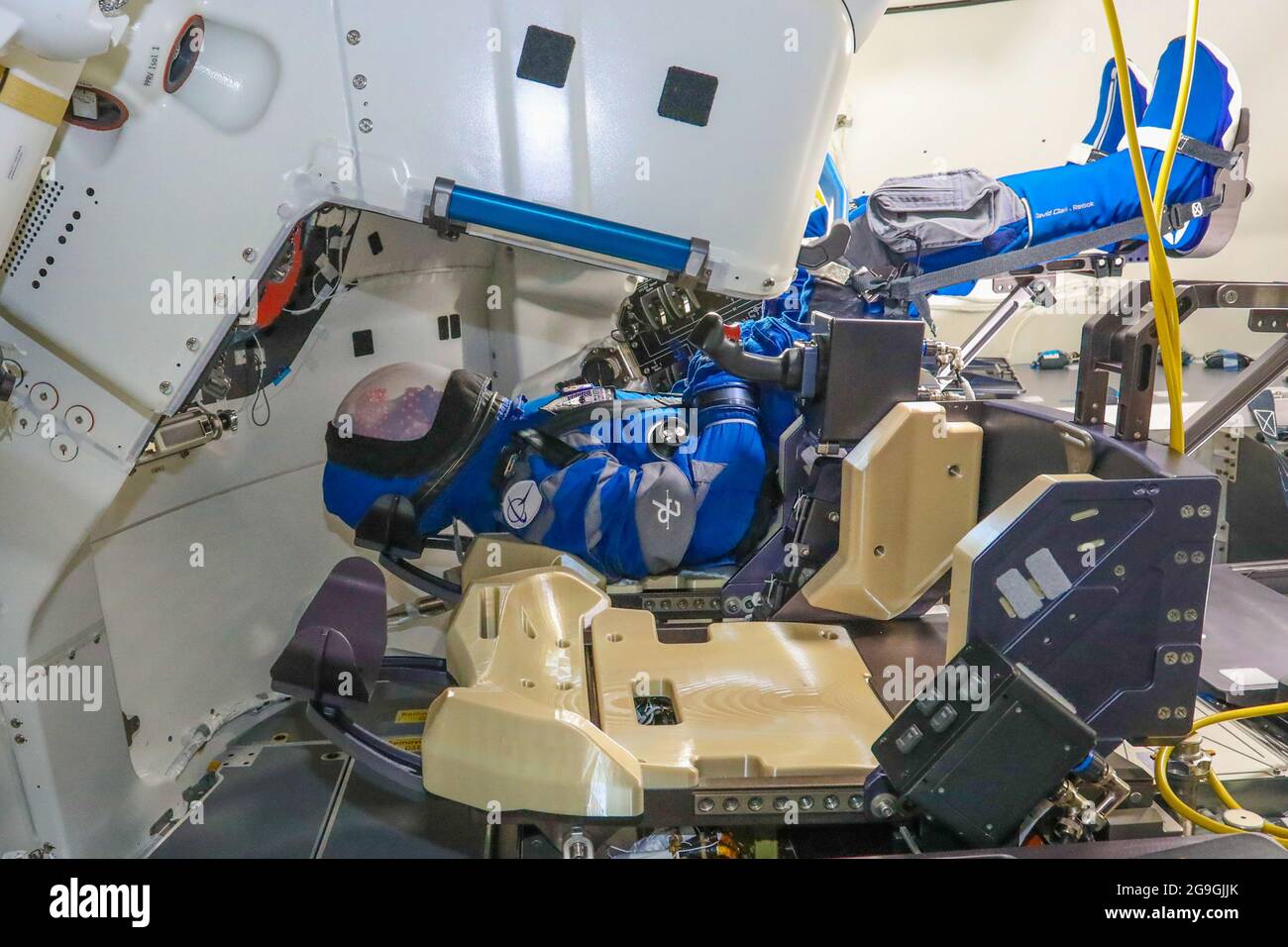 Rosie The Rocketeer, il dispositivo di test antropometrico di Boeing, ha nuovamente ottenuto il suo posto nella sede del comandante all'interno della navicella spaziale Starliner CST-100 dell'azienda per il suo secondo test di volo orbitale non equipaggio (OFT-2) per il programma Commercial Crew della NASA. Il primo volo di Rosie, OFT, ha fornito centinaia di punti dati su ciò che gli astronauti sperimenteranno durante il volo. Per OFT-2, aiuterà a mantenere il centro di gravità di Starliner durante la salita, l'attracco, lo sgancio e l'atterraggio. L'OFT-2 è previsto per il decollo alle 14:53 E venerdì 30 luglio dallo Space Launch Complex 41 presso lo Space Force Stat di Cape Canaveral Foto Stock