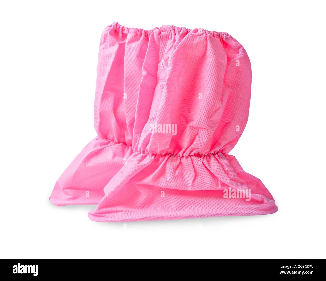 Copriscarpe rosa monouso per uso medico isolato su sfondo bianco, salvataggio del percorso di ritaglio. Foto Stock
