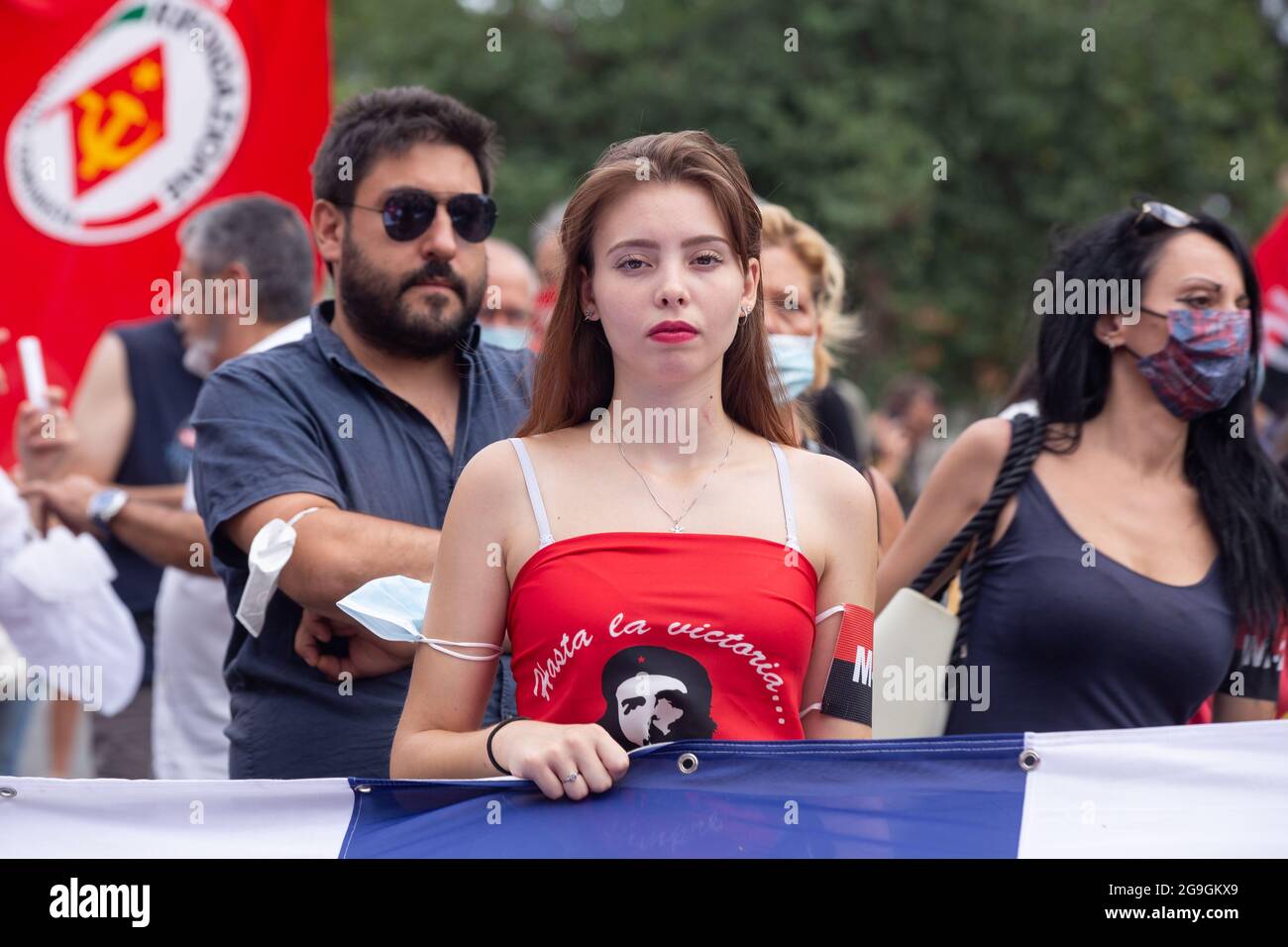 Roma, Italia. 26 luglio 2021. In occasione della festa nazionale cubana, si è svolta una manifestazione con una breve marcia all'ambasciata di Stato di Cuba in Italia in difesa della rivoluzione cubana contro i tentativi di destabilizzazione della sovranità nazionale cubana. (Foto di Matteo Nardone/Pacific Press) Credit: Pacific Press Media Production Corp./Alamy Live News Foto Stock