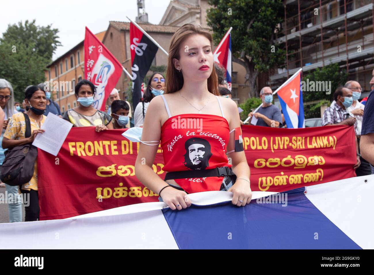 Roma, Italia. 26 luglio 2021. In occasione della festa nazionale cubana, si è svolta una manifestazione con una breve marcia all'ambasciata di Stato di Cuba in Italia in difesa della rivoluzione cubana contro i tentativi di destabilizzazione della sovranità nazionale cubana. (Foto di Matteo Nardone/Pacific Press) Credit: Pacific Press Media Production Corp./Alamy Live News Foto Stock