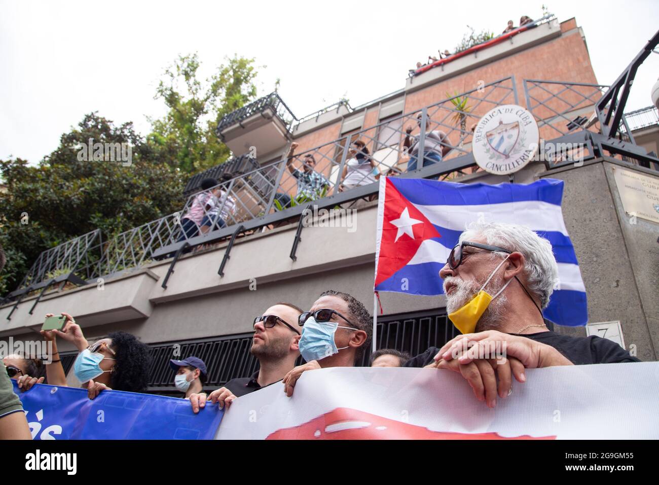 Roma, Italia. 26 luglio 2021. In occasione della festa nazionale cubana, si è svolta una manifestazione con una breve marcia all'ambasciata di Stato di Cuba in Italia in difesa della rivoluzione cubana contro i tentativi di destabilizzazione della sovranità nazionale cubana. (Foto di Matteo Nardone/Pacific Press) Credit: Pacific Press Media Production Corp./Alamy Live News Foto Stock