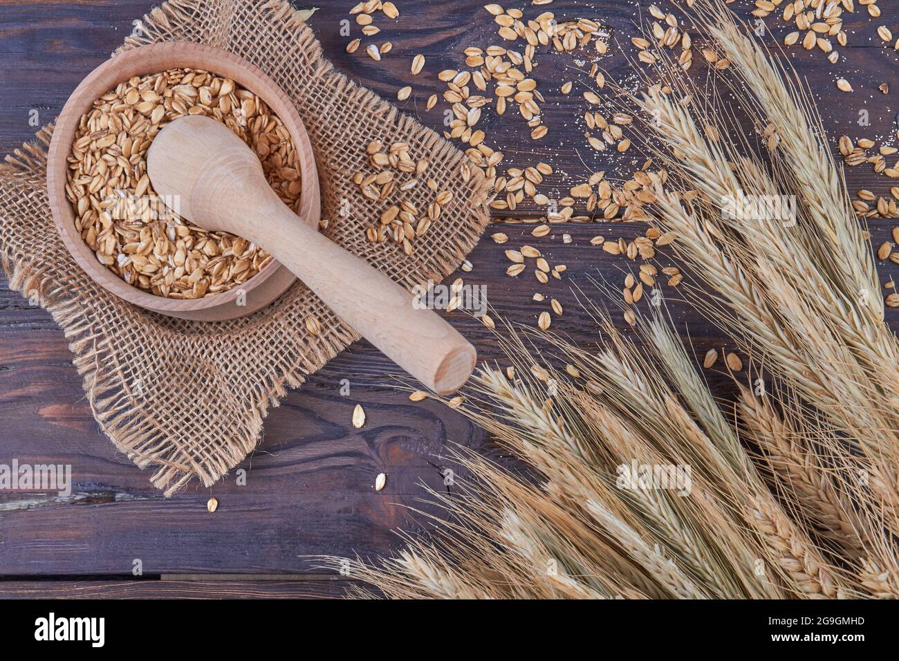 Macinacaffè in legno riempito con grani di grano secco. Foto Stock