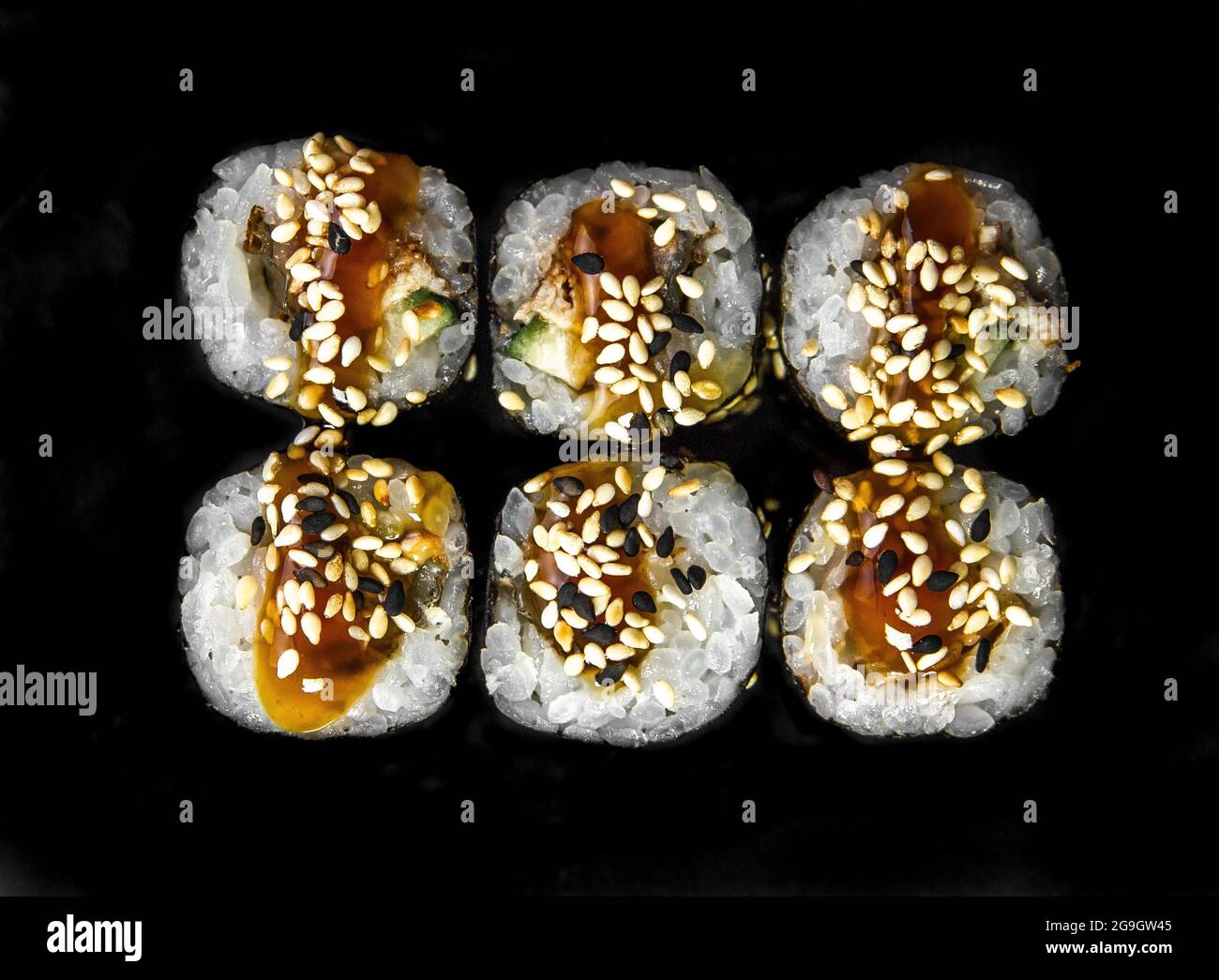 rotoli isolati su sfondo nero. Foto per il menu. Foto Stock