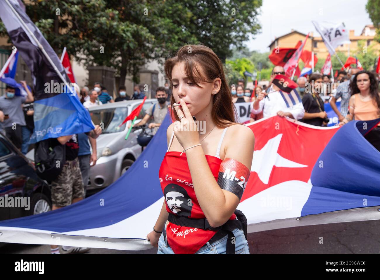 Roma, Italia. 26 luglio 2021. In occasione della festa nazionale cubana, si è svolta una manifestazione con una breve marcia all'ambasciata di Stato di Cuba in Italia in difesa della rivoluzione cubana contro i tentativi di destabilizzazione della sovranità nazionale cubana. (Foto di Matteo Nardone/Pacific Press/Sipa USA) Credit: Sipa USA/Alamy Live News Foto Stock