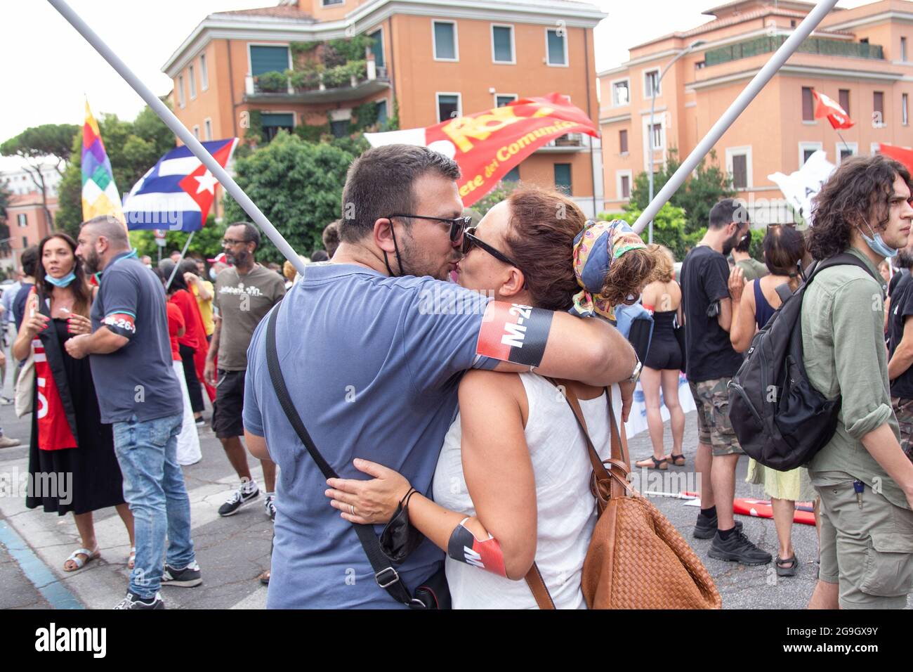 Roma, Italia. 26 luglio 2021. In occasione della festa nazionale cubana, si è svolta una manifestazione con una breve marcia all'ambasciata di Stato di Cuba in Italia in difesa della rivoluzione cubana contro i tentativi di destabilizzazione della sovranità nazionale cubana. (Foto di Matteo Nardone/Pacific Press/Sipa USA) Credit: Sipa USA/Alamy Live News Foto Stock