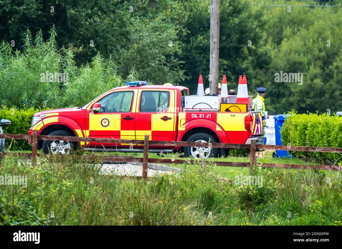 DONEGAL , IRLANDA - LUGLIO 26 2021 : le forze di soccorso aiutano a un incidente automobilistico a Portnoo durante la pandemia. Foto Stock