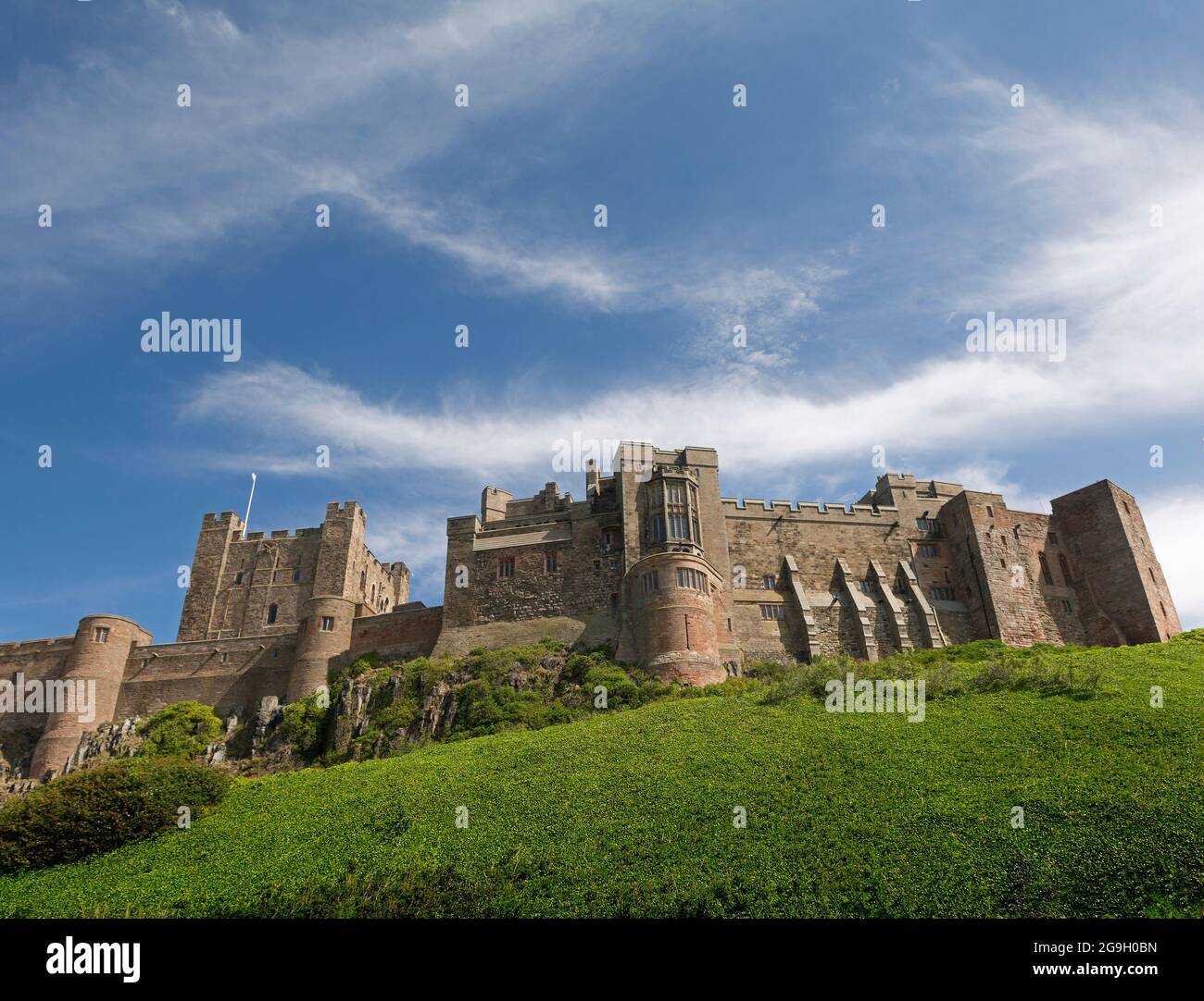 Il castello di Bambburgh, ex casa del re di Northumbria. Restaurato dall'ingegnere William Armstrong. Foto Stock