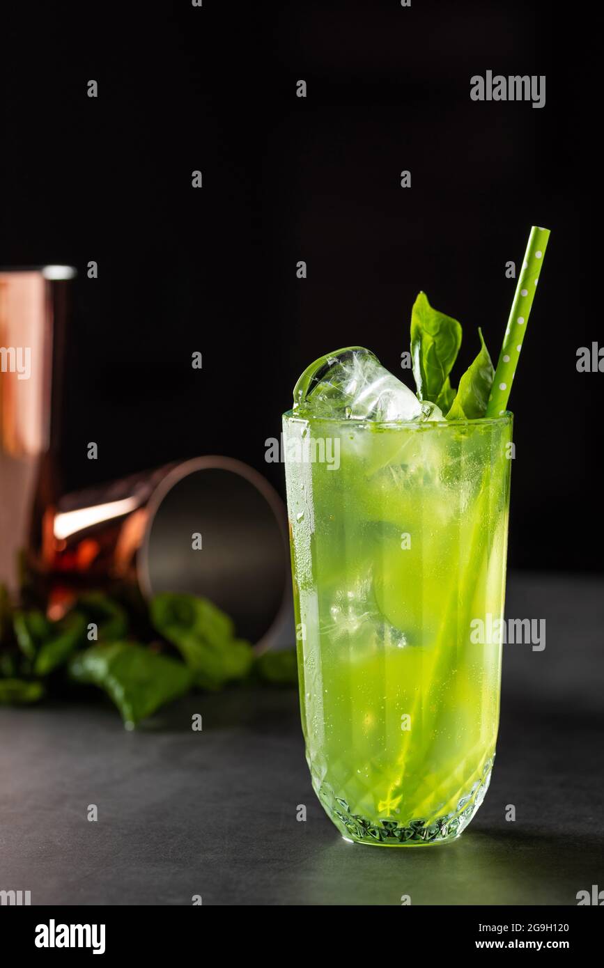 rinfrescante e leggero cocktail estivo al basilico con cubetti di ghiaccio Foto Stock