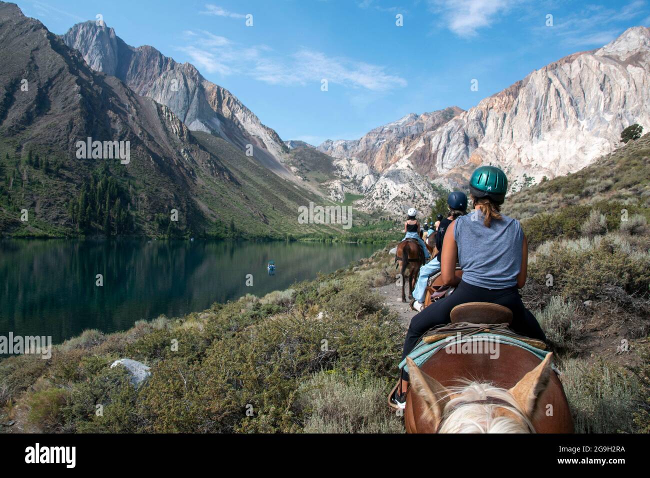 È possibile fare un giro a cavallo presso la stazione dei pacchetti presso il lago Convict nella contea di Mono, CA, Stati Uniti d'America, che vi offre una vista meravigliosa sulle montagne. Foto Stock