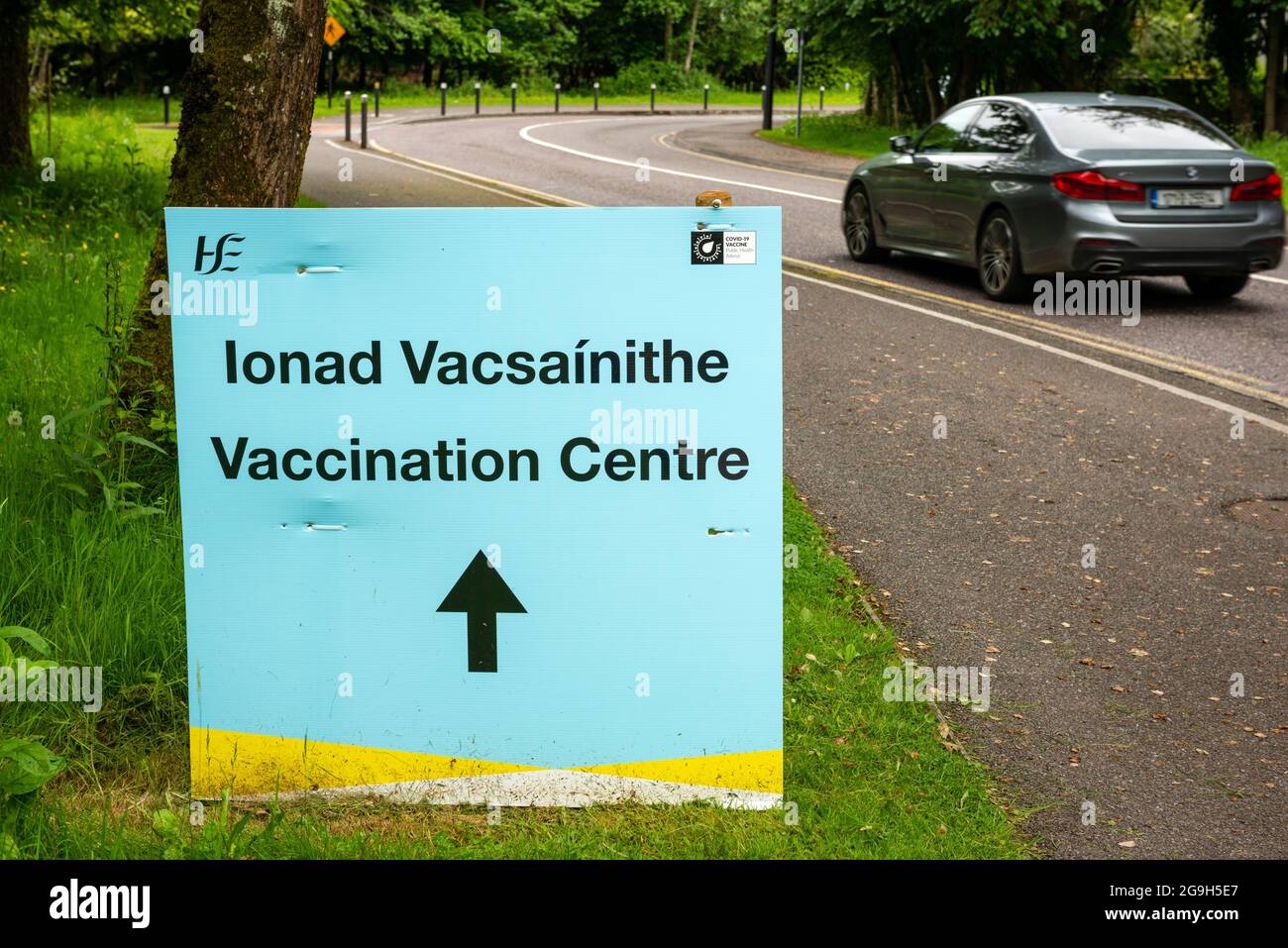 Cartello del Centro di vaccinazione su Mission Road, Killarney, Contea di Kerry, Repubblica d'Irlanda a partire dal 2021 Foto Stock