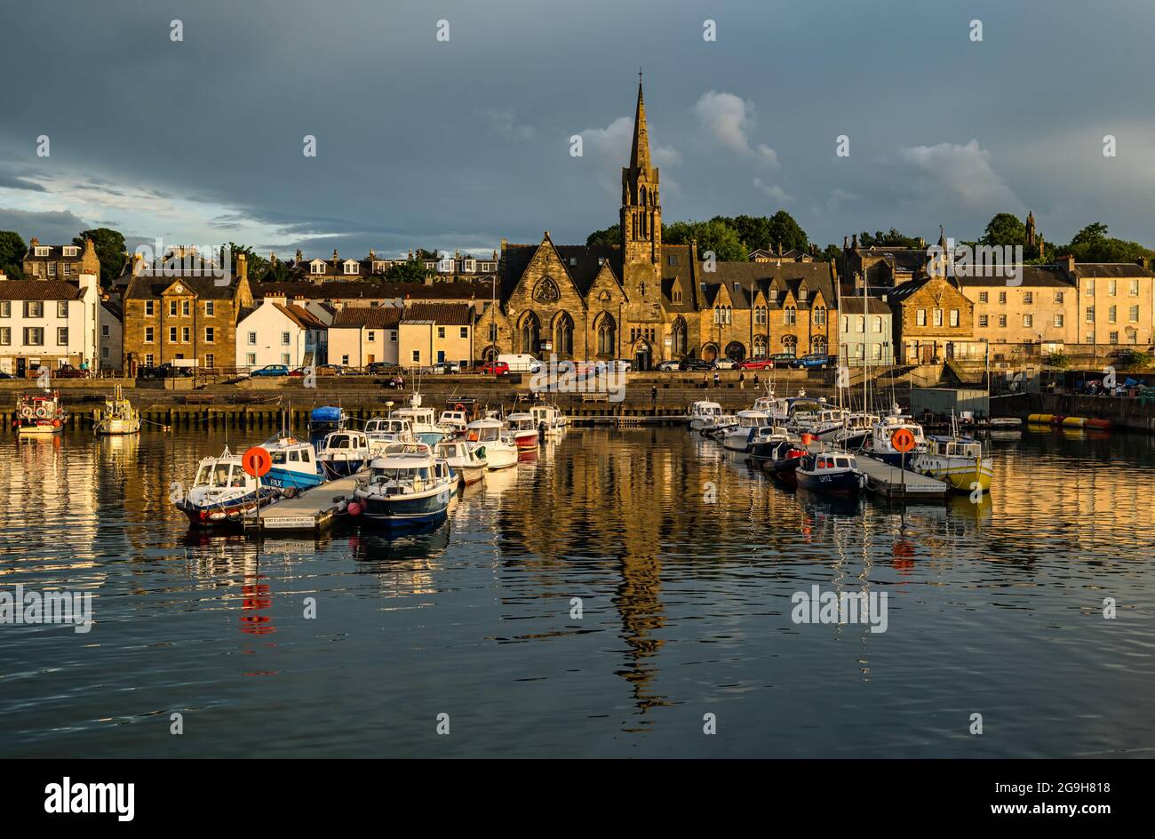 Piccole barche da pesca ormeggiate nel porto di Newhaven al tramonto, Edimburgo, Scozia, Regno Unito Foto Stock