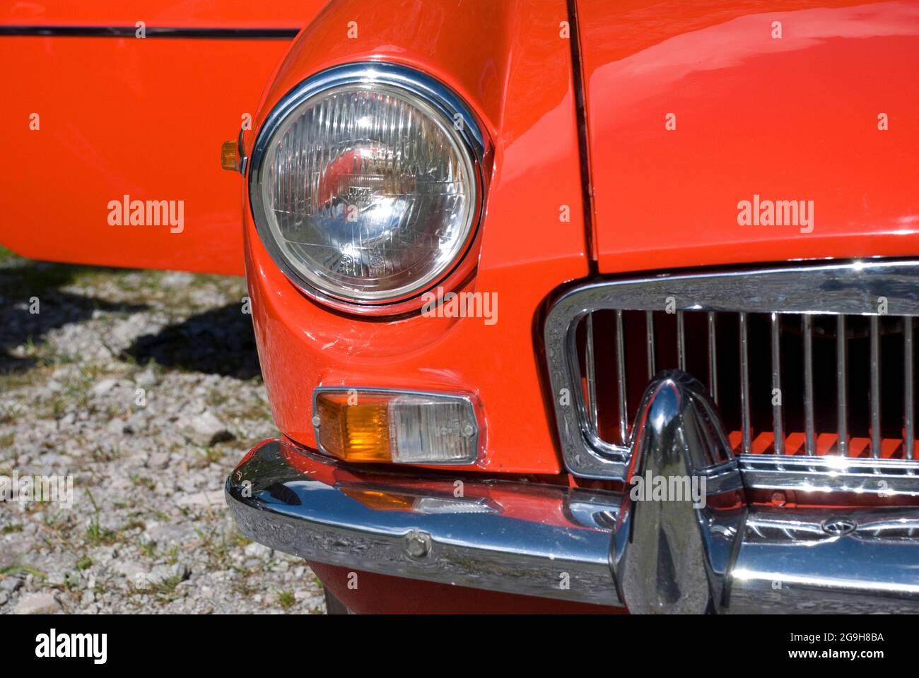 VORARLBERG, AUSTRIA - 26 giu 2021: Parte anteriore con luce, griglia e lotto di chr rosso MG oldtimer retrò auto Foto Stock