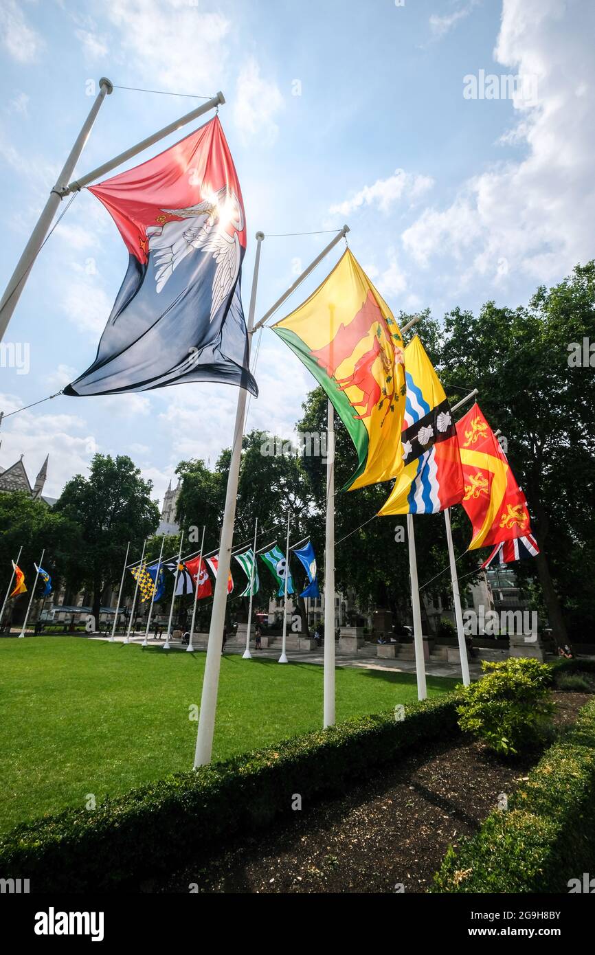 Parliament Square, Londra, Regno Unito. 26 luglio 2021. 50 bandiere storiche della contea di Inghilterra, Scozia e Galles che volano in Parliament Square. Credit: Matthew Chpicle/Alamy Live News Foto Stock