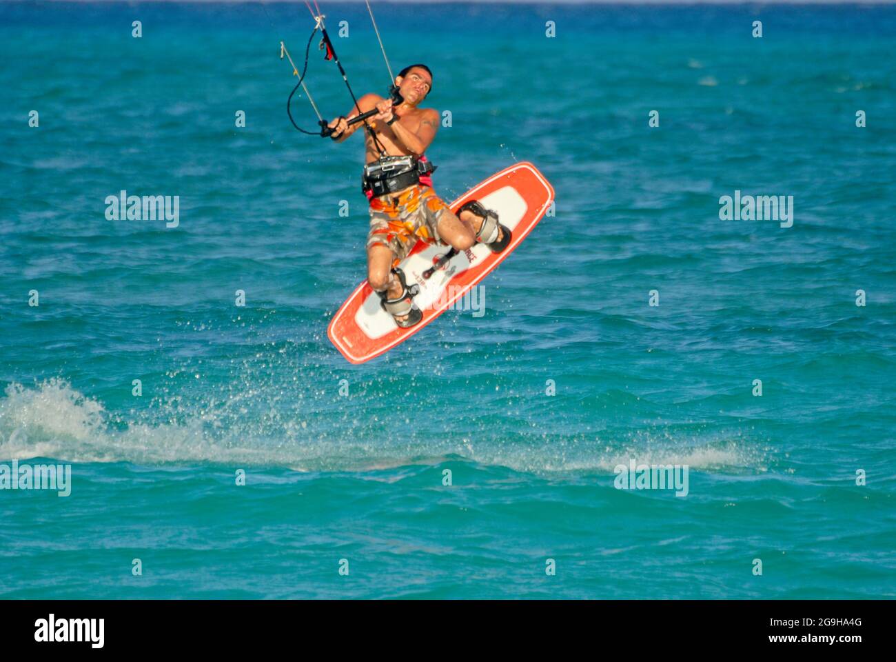 Primo piano di un Kitesurfer che sorvola il Mar dei Caraibi vicino a una spiaggia tropicale in Messico Foto Stock