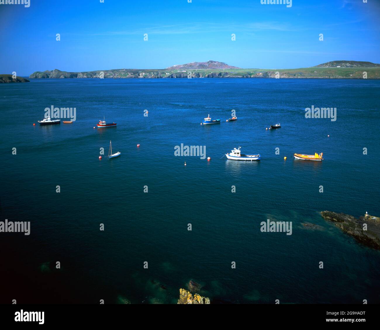barche ormeggiate a st justinian's con ramsey island in lontananza, pembroke strada costiera, st david's, pembrokeshire, galles occidentale. Foto Stock