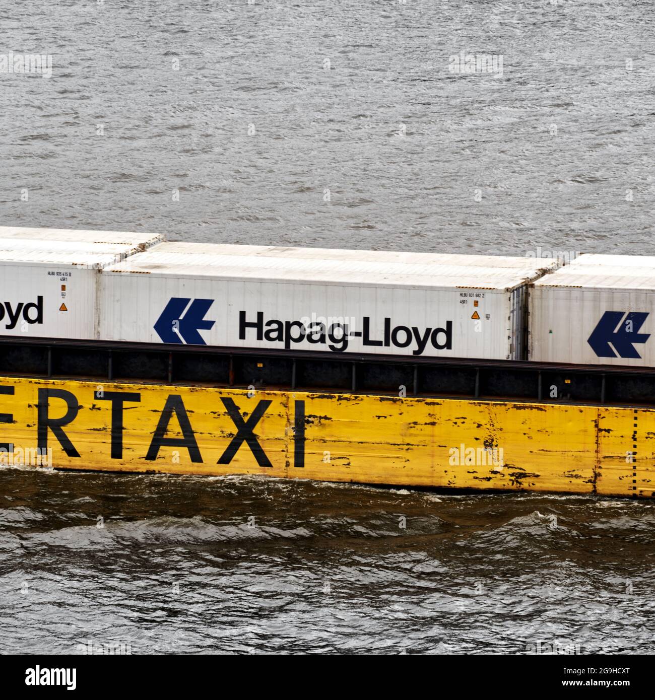 Scritta Hapag-Lloyd e logo della società di trasporti e logistica su una nave di trasporto per container nel porto di Amburgo, Germania, 22 luglio 202 Foto Stock