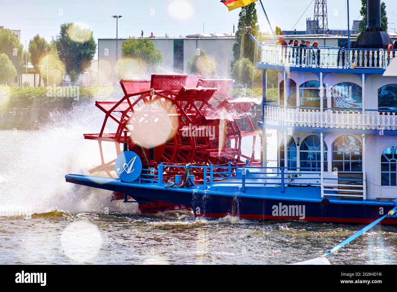 Amburgo, Germania, 22 luglio 2021: Ruota a pale sulla poppa della Louisiana Queen, una nave da escursione , con lenticulars e bokeh contro il sole Foto Stock